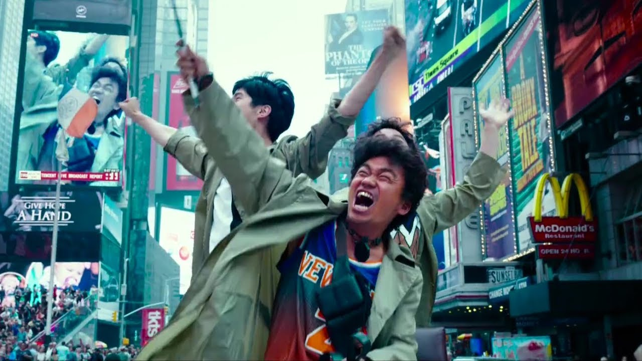 Our two heroes fleeing through New York while their pictures are being cast to the nearby skyscrapers.